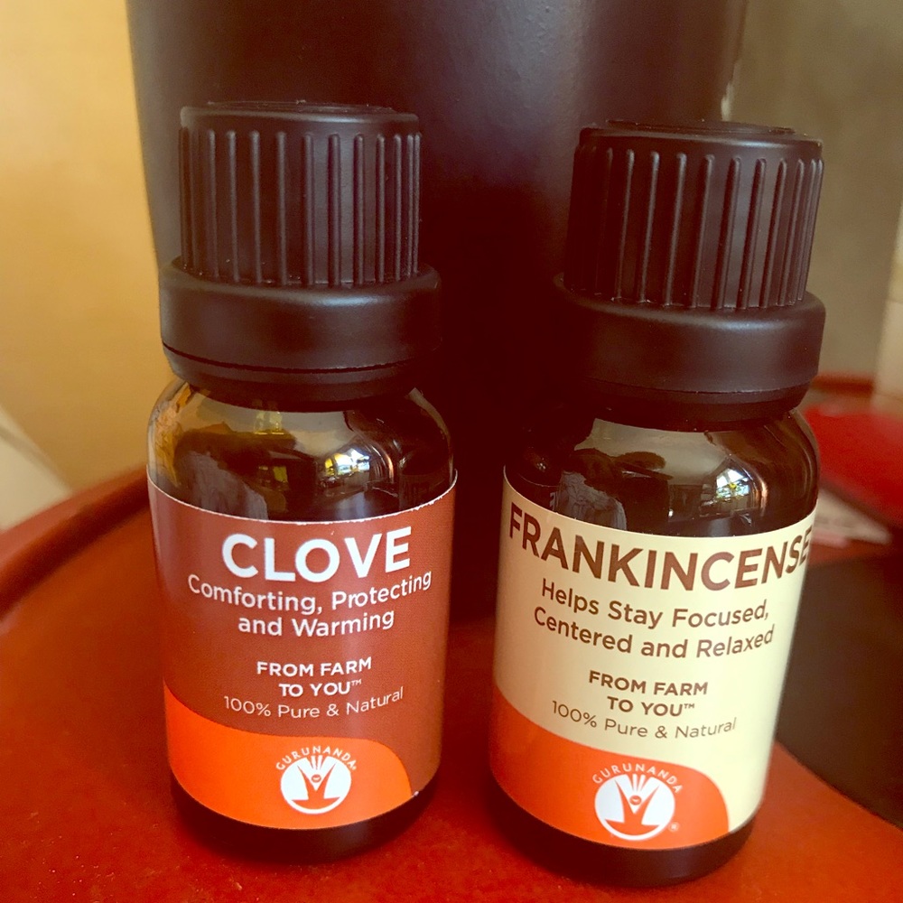 Frankincense & Clove Gurunanda Essential Oils